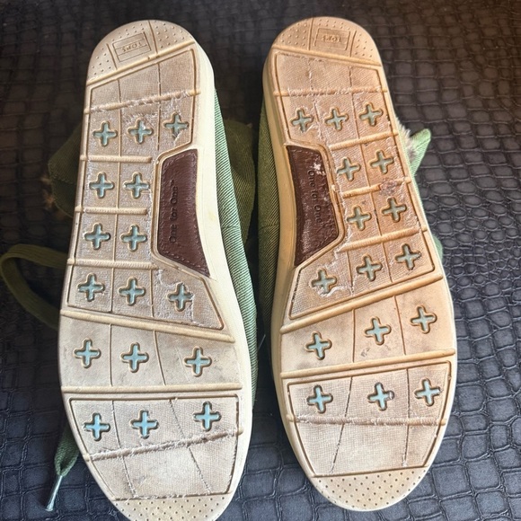 TOMS Canvas Chukka High-Low Ankle Boot Shoe Green Faux Leopard Fur Lined
US 10 - Picture 8 of 11